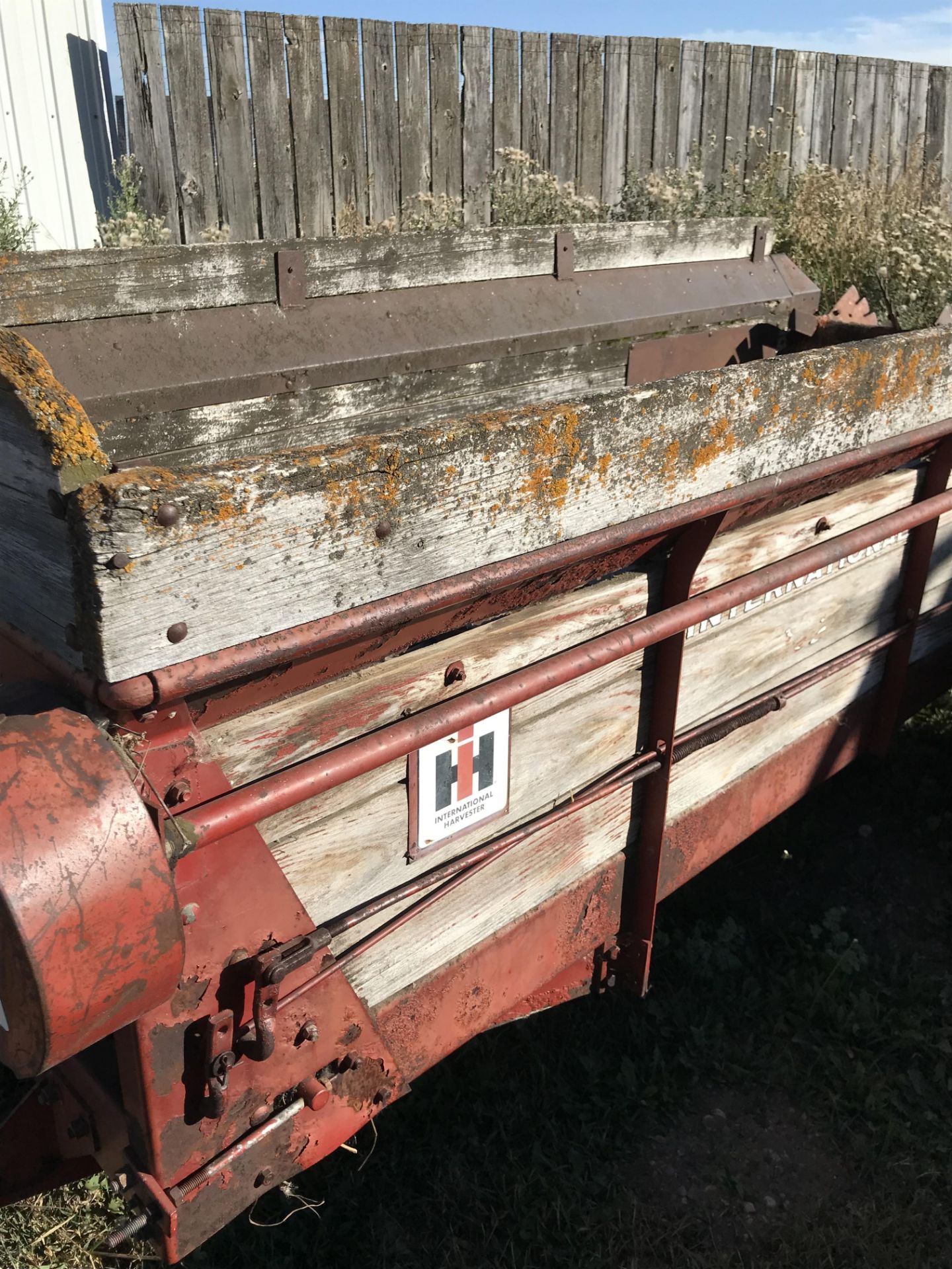 IHC 155 Manure Spreader - Image 2 of 3