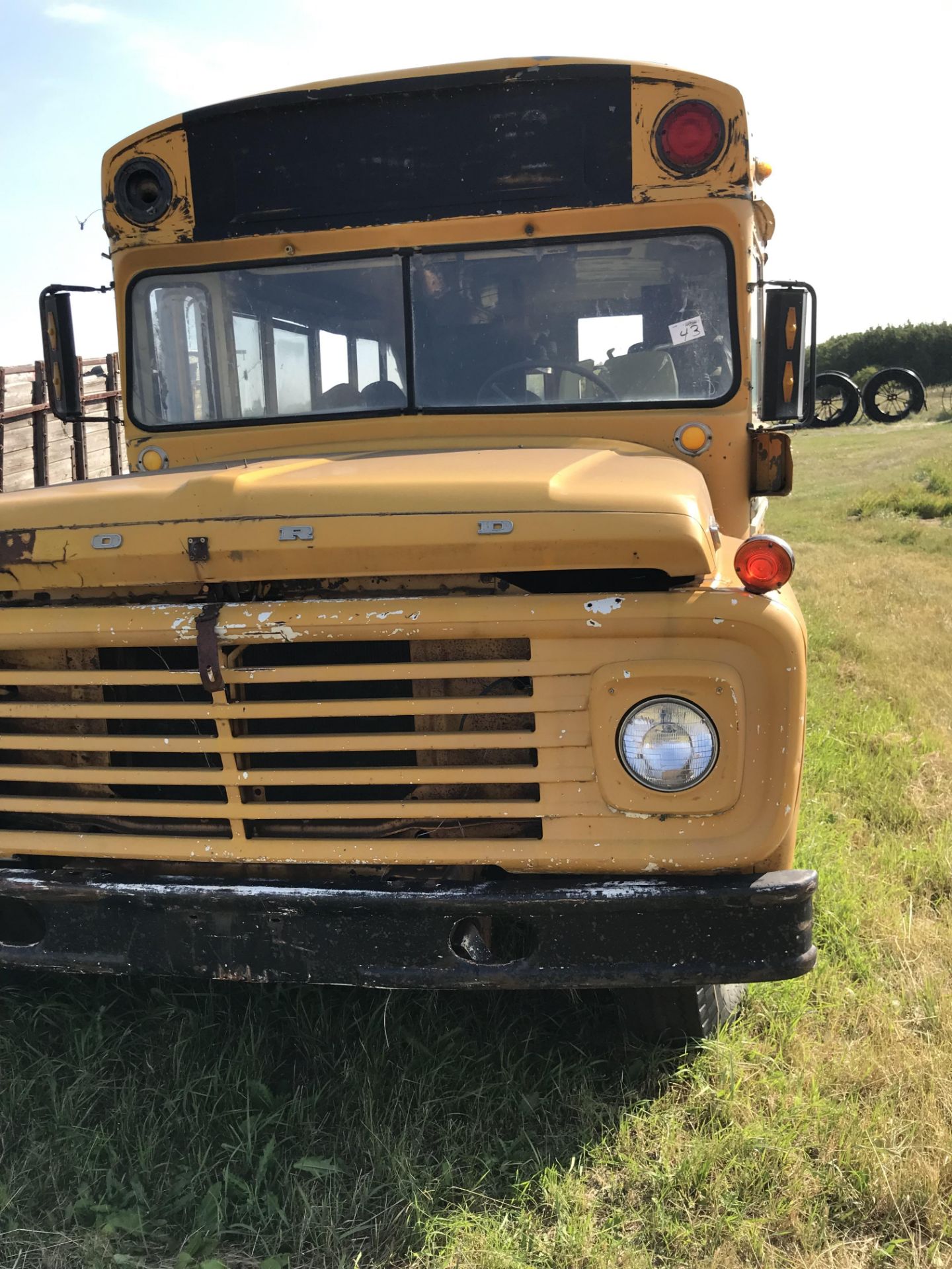 Ford 600 school bus for parts, 6195 miles - Image 2 of 5