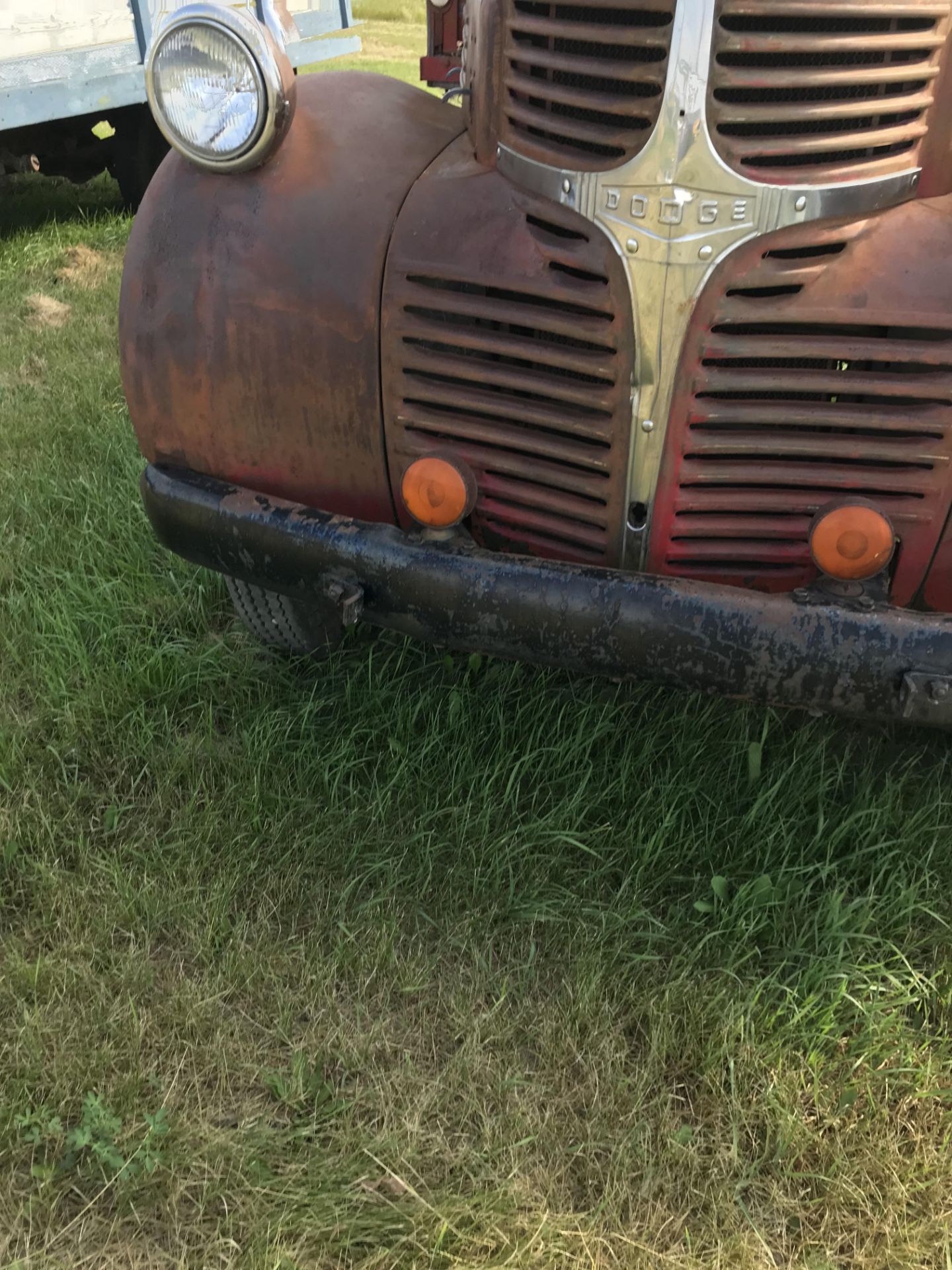 1947 Dodge 2 ton red, 51,000 mi. sn:90080158 - Image 3 of 7