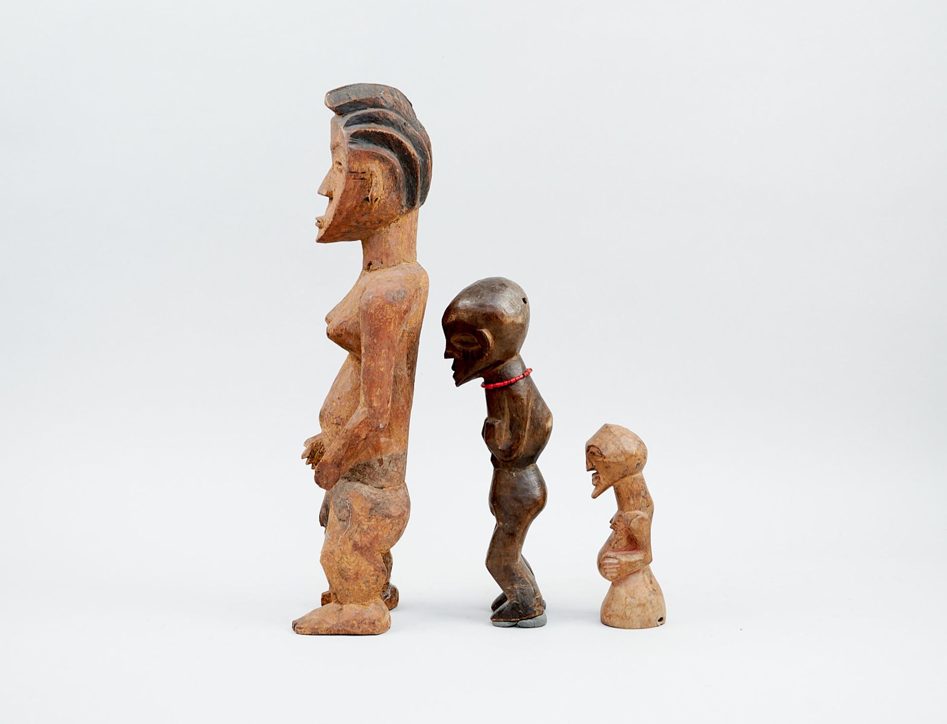 Kunsthandwerk - Afrika - Kleine Sammlung - von 3 weiblichen Statuen und Statuetten. - Image 5 of 5