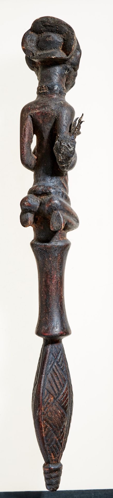 Kunsthandwerk - Afrika - Chief-Stab im Luba-Stil. - Holz, schwarz bemalt und drei Kaurischnecken, - Image 4 of 4