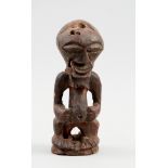 Kunsthandwerk - Afrika - Songye-Statuette "Nkishi". - Holz, dunkelbraun und rot bemalt.