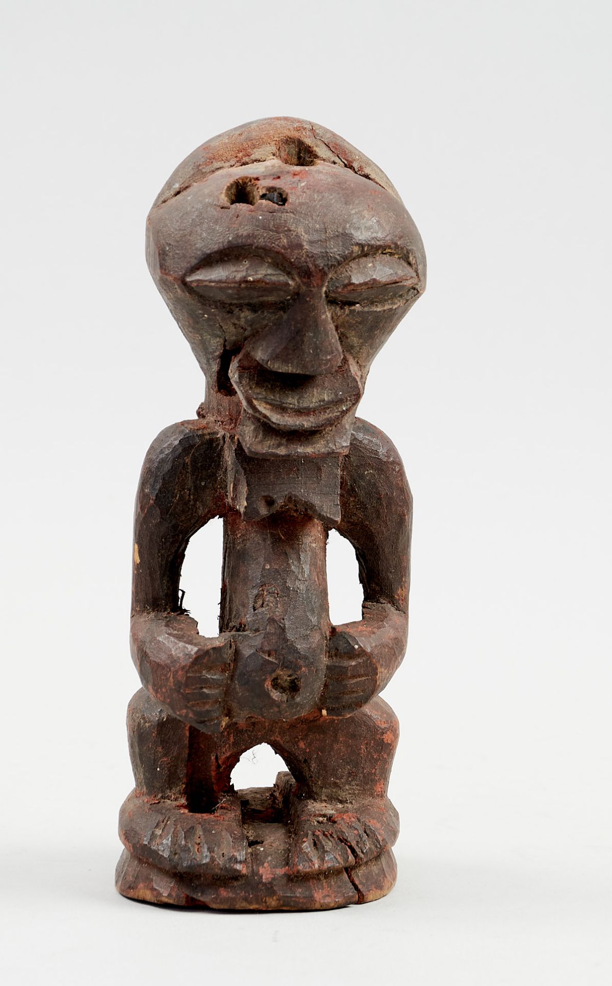 Kunsthandwerk - Afrika - Songye-Statuette "Nkishi". - Holz, dunkelbraun und rot bemalt.