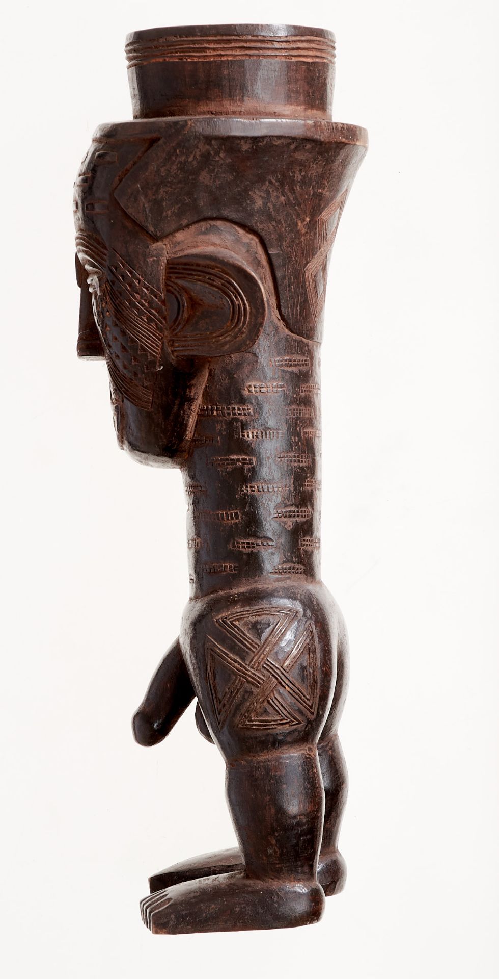 Kunsthandwerk - Afrika - Kopfbecher der Kuba. - Holz, schwarz bemalt und mit Resten roter - Image 4 of 8