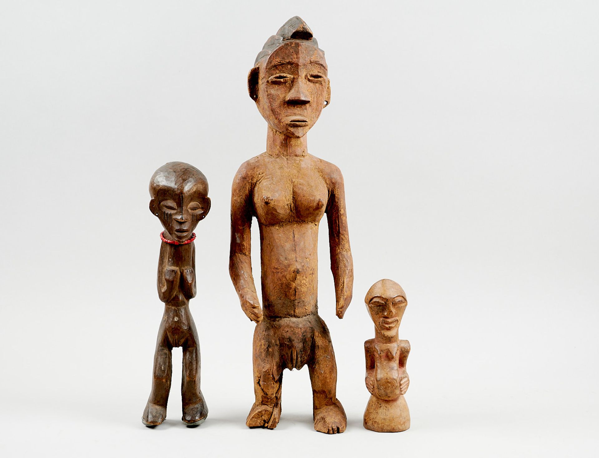 Kunsthandwerk - Afrika - Kleine Sammlung - von 3 weiblichen Statuen und Statuetten. - Image 2 of 5