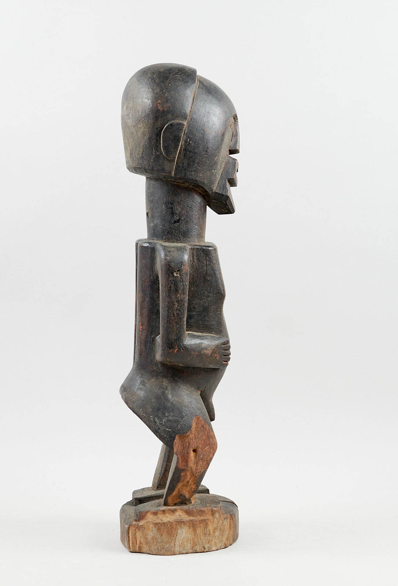 Kunsthandwerk - Afrika - Nkishi-Statue der Songye. - Holz, schwarz gefärbt. - Image 2 of 4