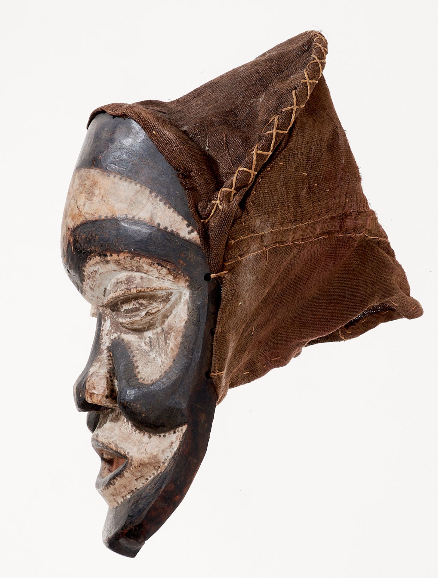 Kunsthandwerk - Afrika - Dekorative Maske. - Holz, schwarz und weiß gefärbt, Raphia-Gewebe. - Image 4 of 4