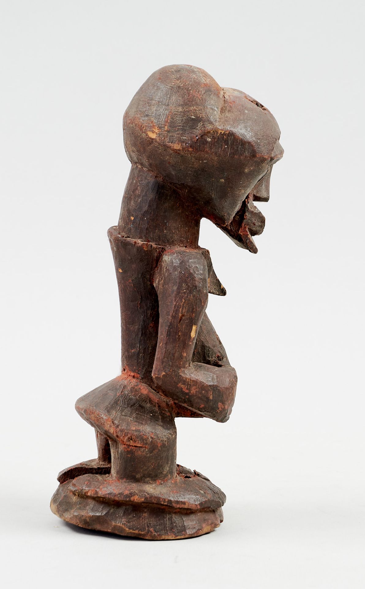 Kunsthandwerk - Afrika - Songye-Statuette "Nkishi". - Holz, dunkelbraun und rot bemalt. - Image 2 of 4