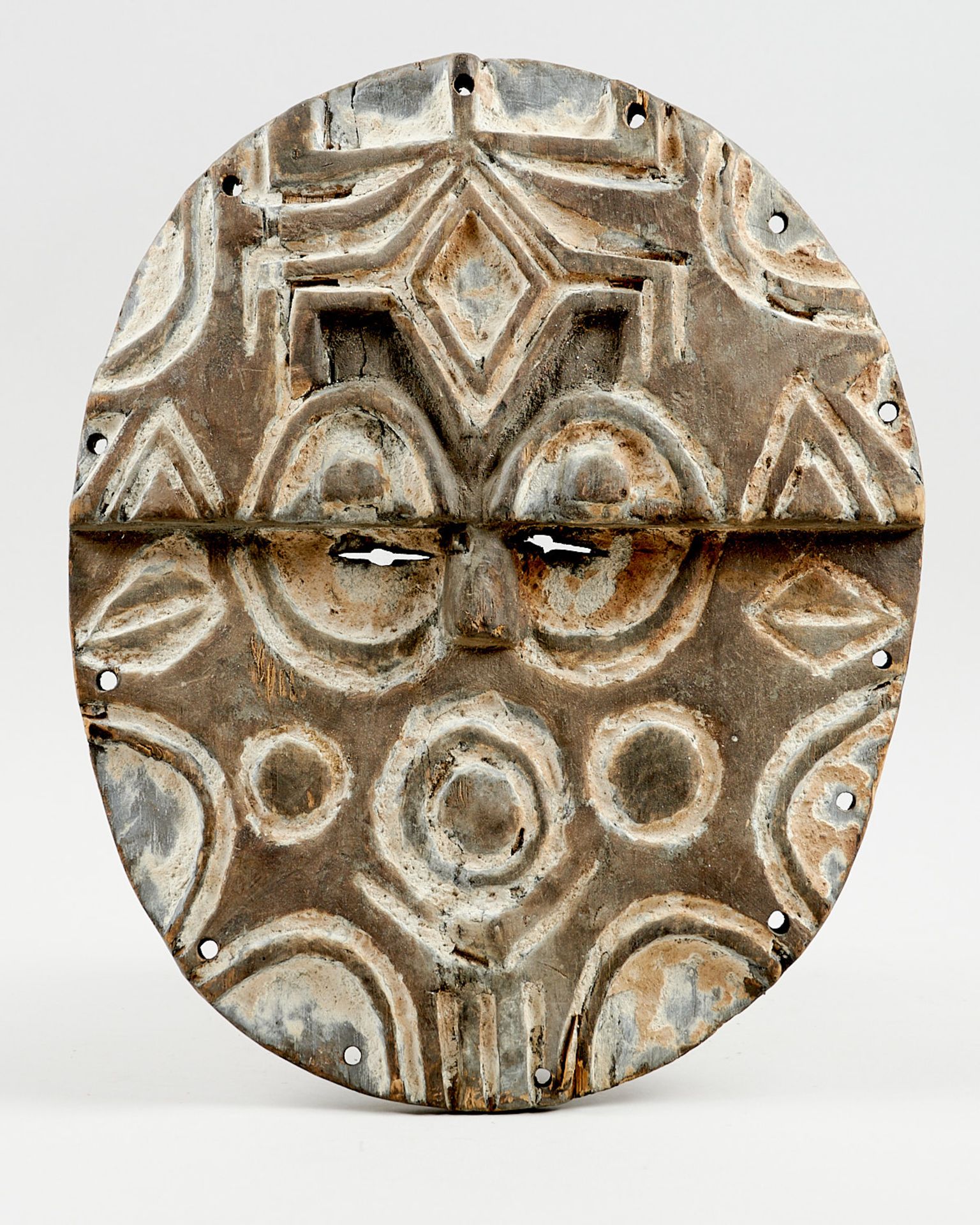 Kunsthandwerk - Afrika - Kidumu-Maske der Teke-Tsaye. - Holz, bemalt mit Kaolin. - Image 3 of 3