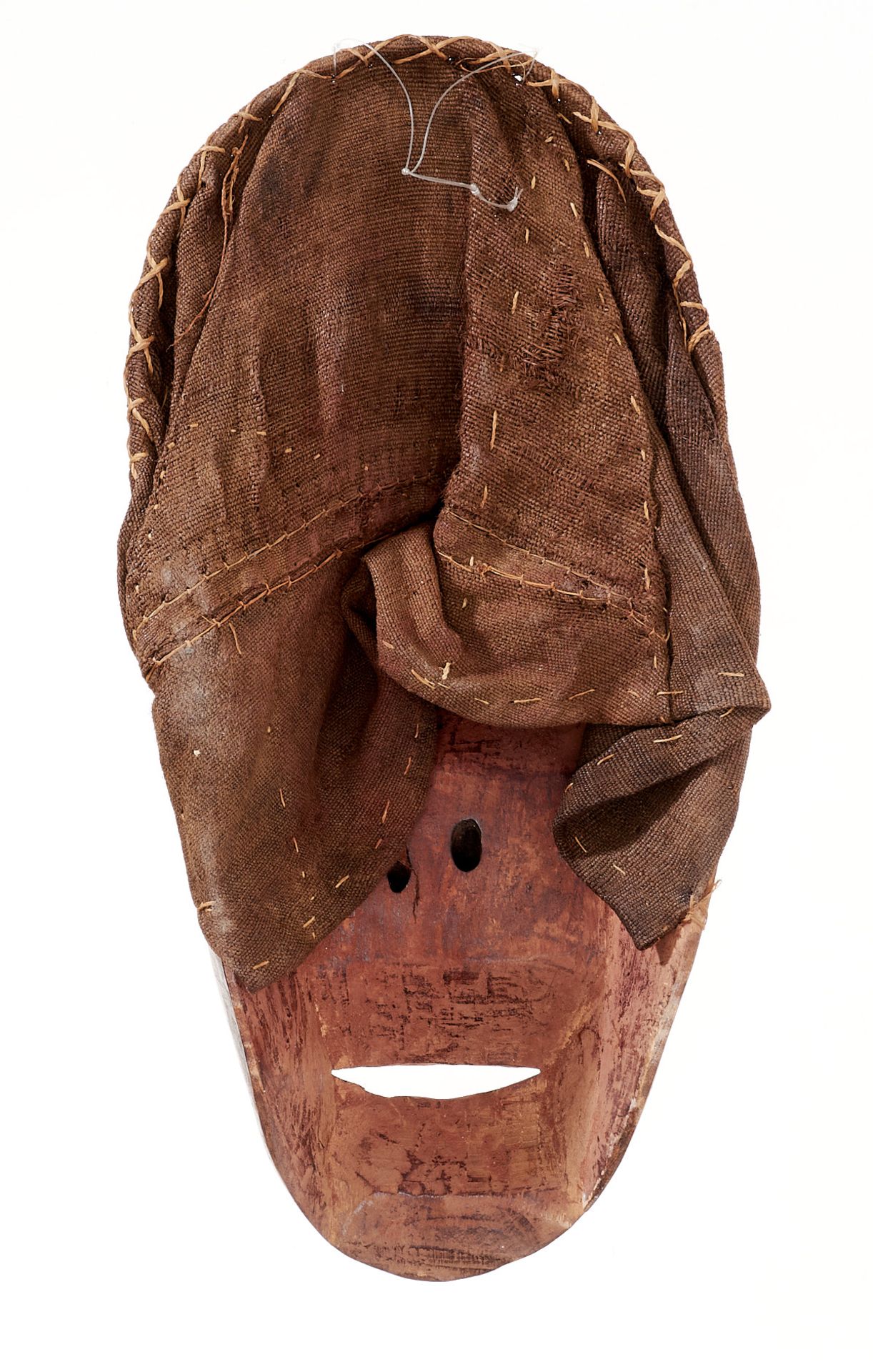 Kunsthandwerk - Afrika - Dekorative Maske. - Holz, schwarz und weiß gefärbt, Raphia-Gewebe. - Image 2 of 4