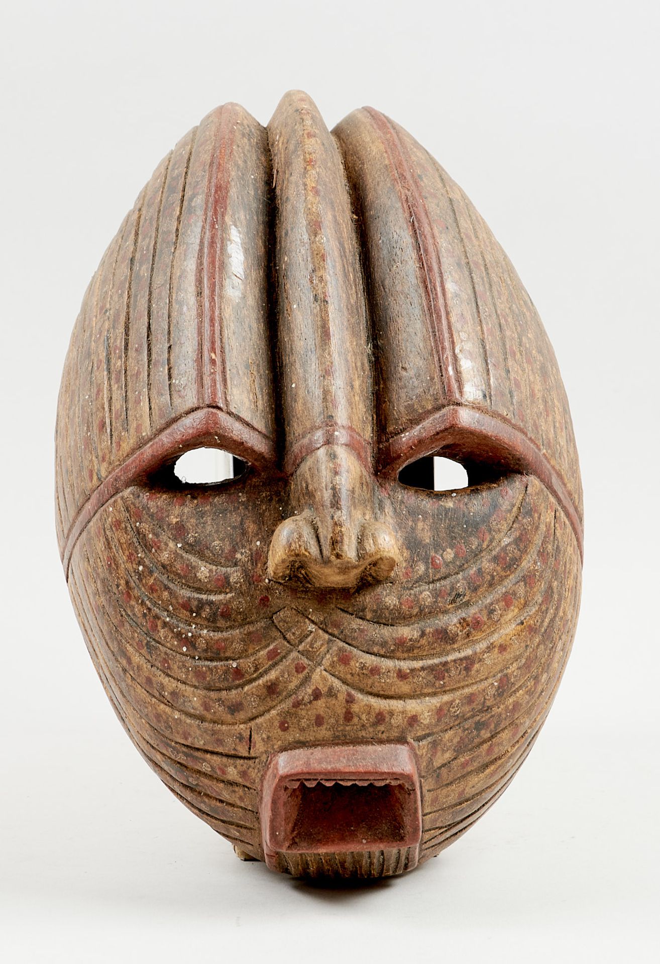 Kunsthandwerk - Afrika - Kifwebe-Maske der Luba. - Holz, polychrom bemalt. - Image 4 of 6