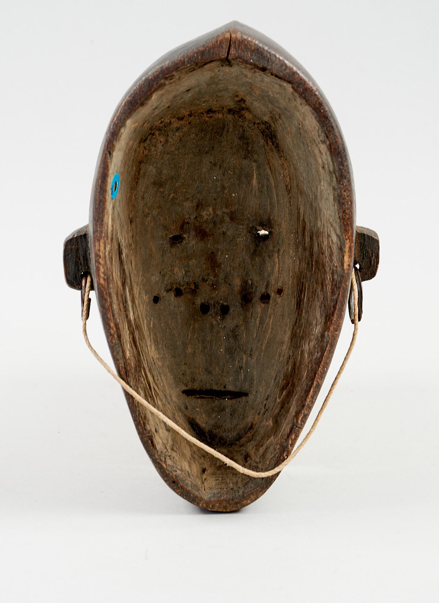 Kunsthandwerk - Afrika - Tschokwe-Maske. - Holz und Kupferdraht. - Image 2 of 2