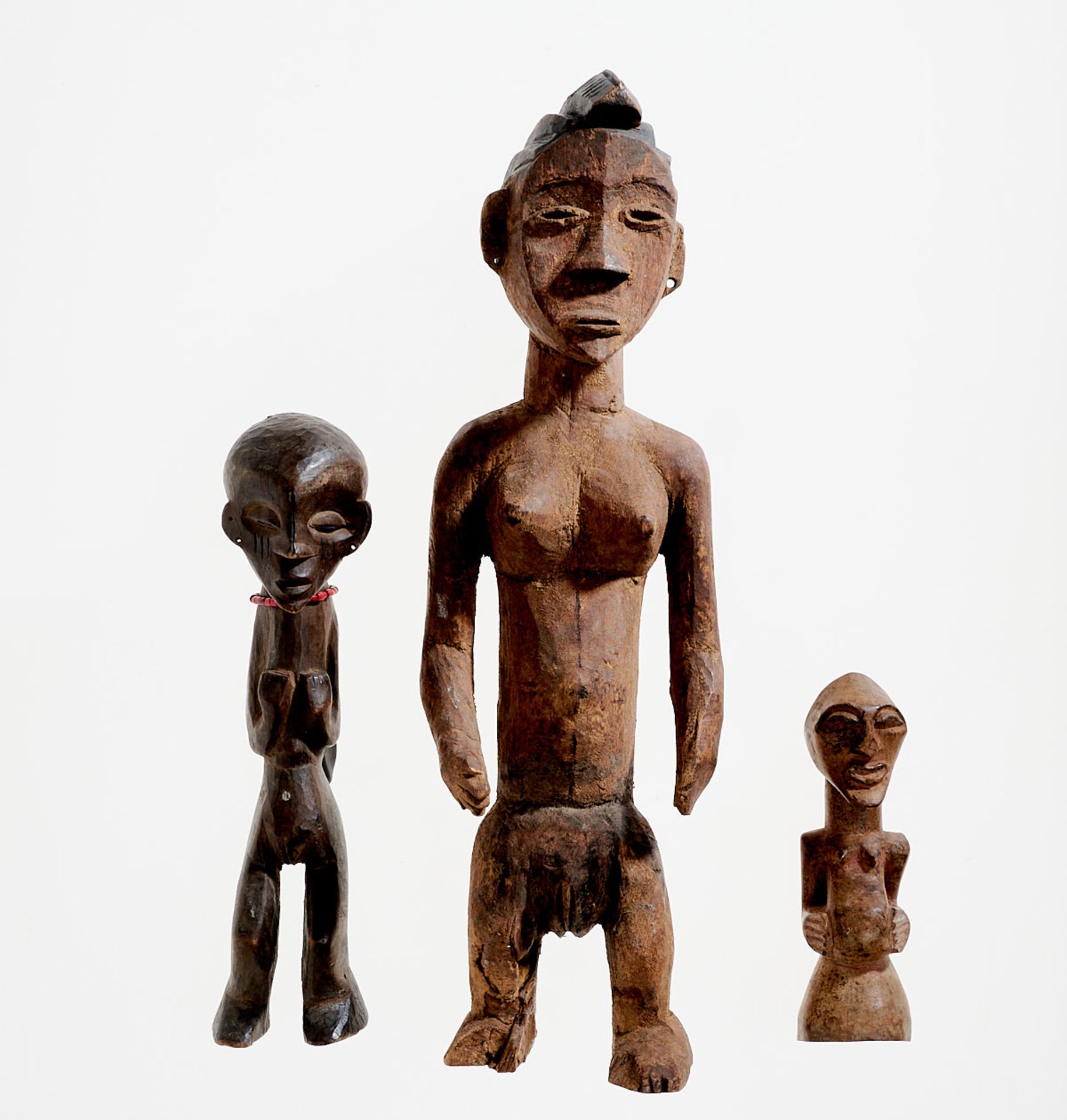 Kunsthandwerk - Afrika - Kleine Sammlung - von 3 weiblichen Statuen und Statuetten.