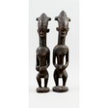 Kunsthandwerk - Afrika - Paar Skulpturen im Kuba-Stil. - Holz, schwarz bemalt.