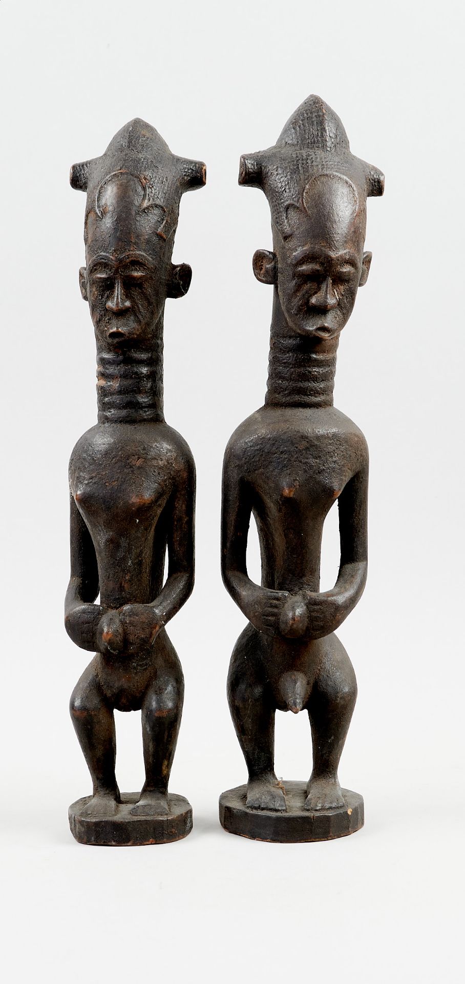 Kunsthandwerk - Afrika - Paar Skulpturen im Kuba-Stil. - Holz, schwarz bemalt.