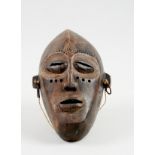 Kunsthandwerk - Afrika - Tschokwe-Maske. - Holz und Kupferdraht.