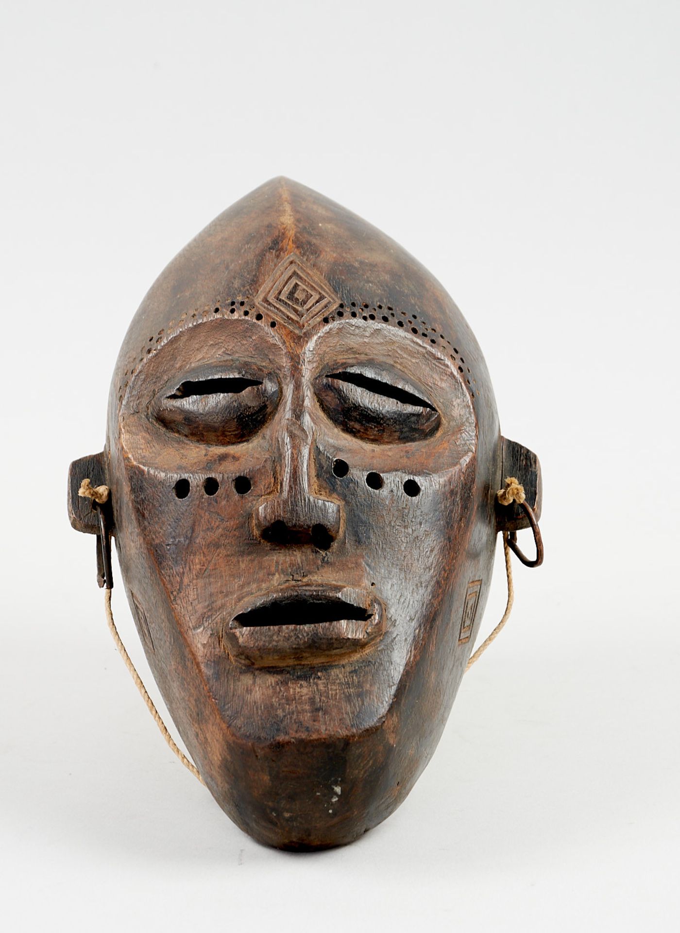 Kunsthandwerk - Afrika - Tschokwe-Maske. - Holz und Kupferdraht.