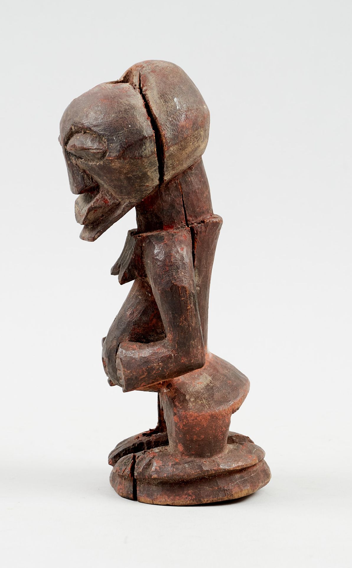 Kunsthandwerk - Afrika - Songye-Statuette "Nkishi". - Holz, dunkelbraun und rot bemalt. - Image 4 of 4