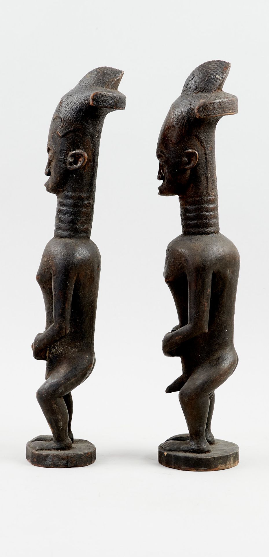 Kunsthandwerk - Afrika - Paar Skulpturen im Kuba-Stil. - Holz, schwarz bemalt. - Image 3 of 3