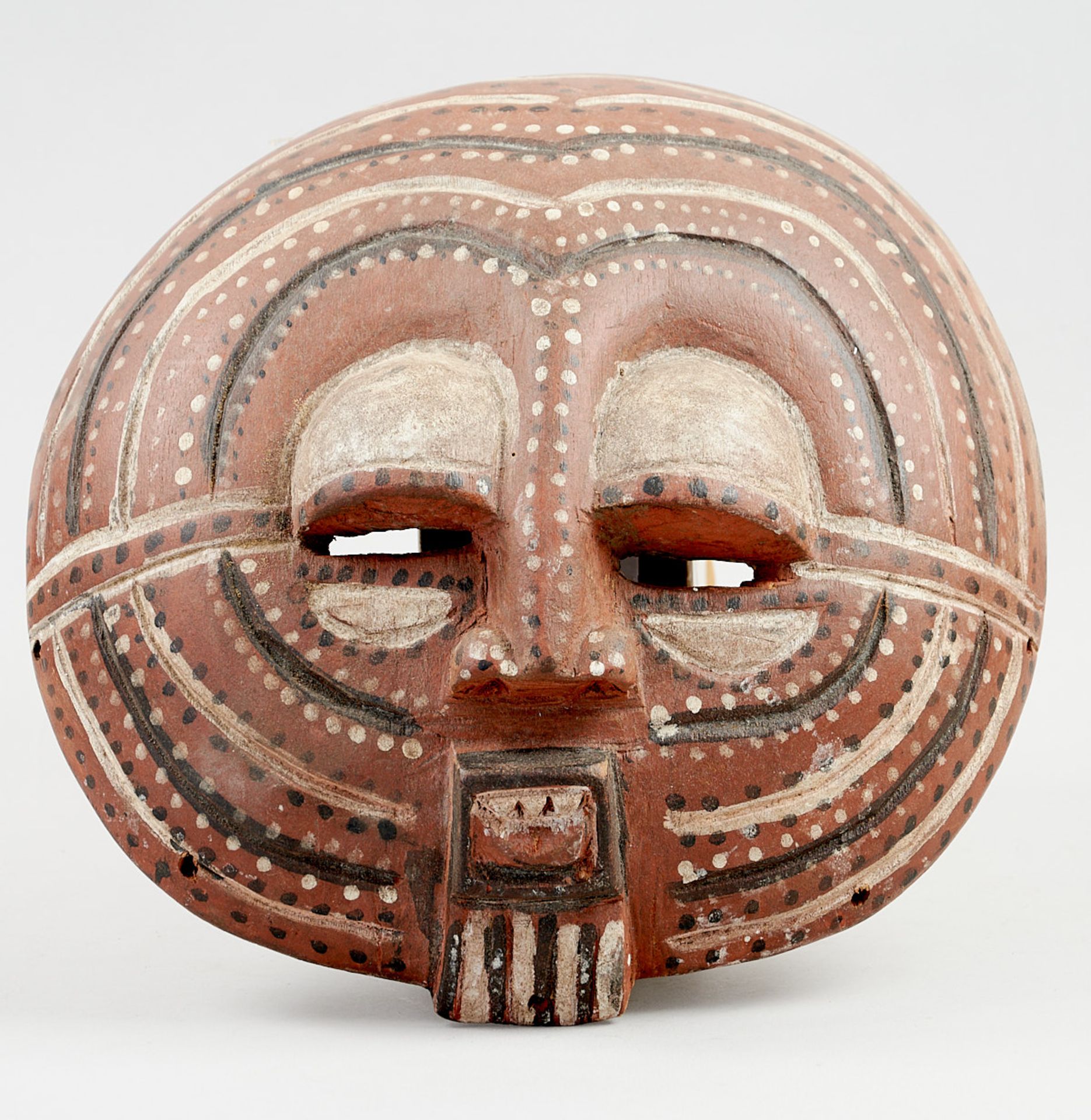 Kunsthandwerk - Afrika - Luba-Maske. - Holz, braun, schwarz und weiß bemalt. - Image 3 of 4
