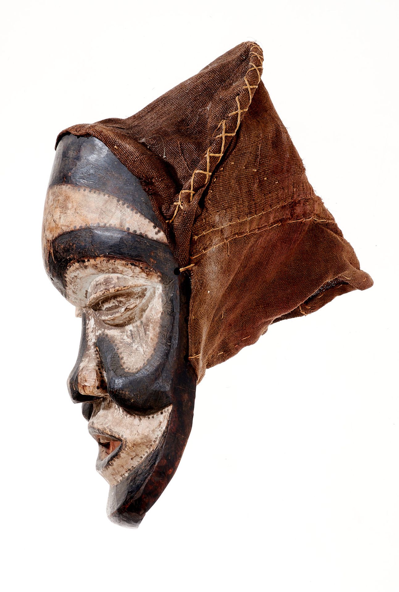 Kunsthandwerk - Afrika - Dekorative Maske. - Holz, schwarz und weiß gefärbt, Raphia-Gewebe. - Image 3 of 4