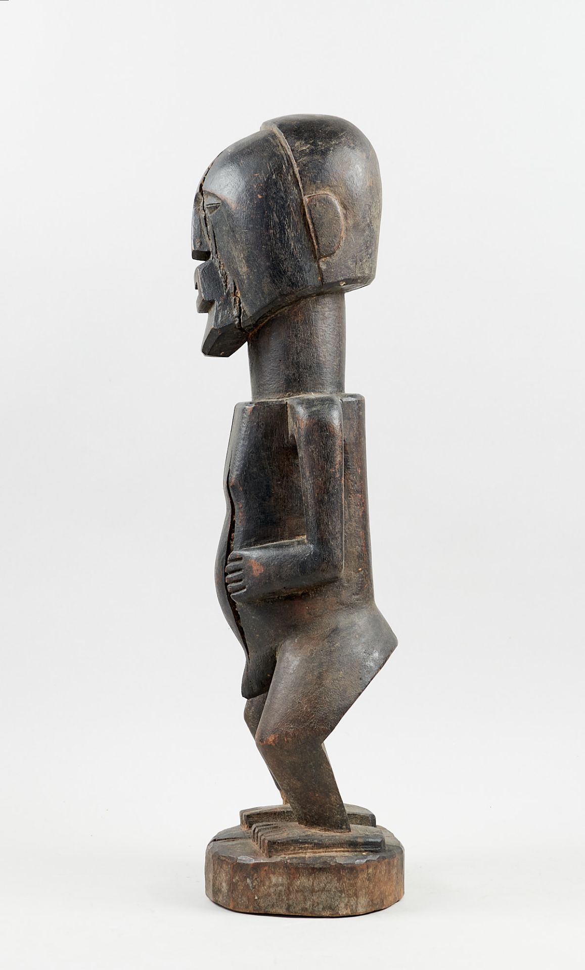 Kunsthandwerk - Afrika - Nkishi-Statue der Songye. - Holz, schwarz gefärbt. - Image 4 of 4