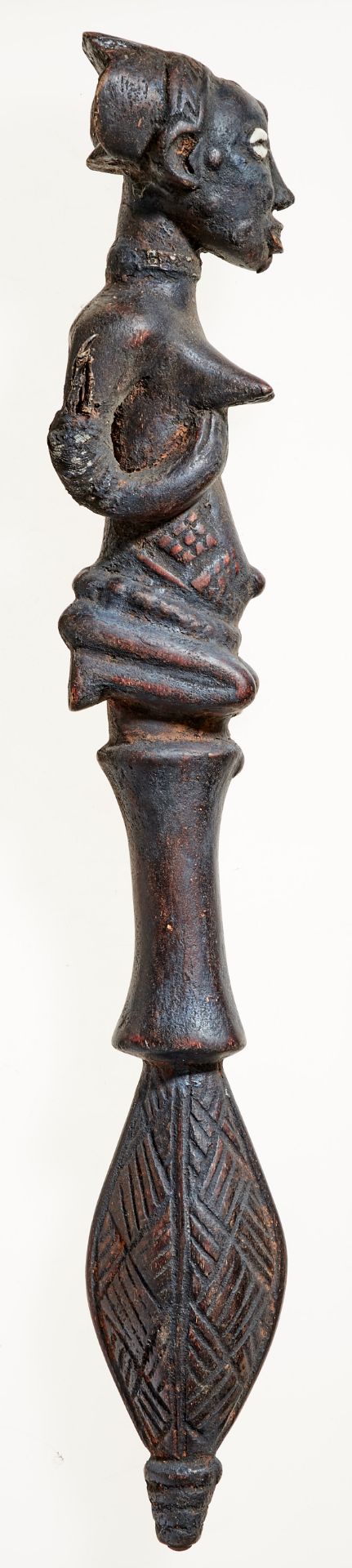 Kunsthandwerk - Afrika - Chief-Stab im Luba-Stil. - Holz, schwarz bemalt und drei Kaurischnecken, - Image 2 of 4