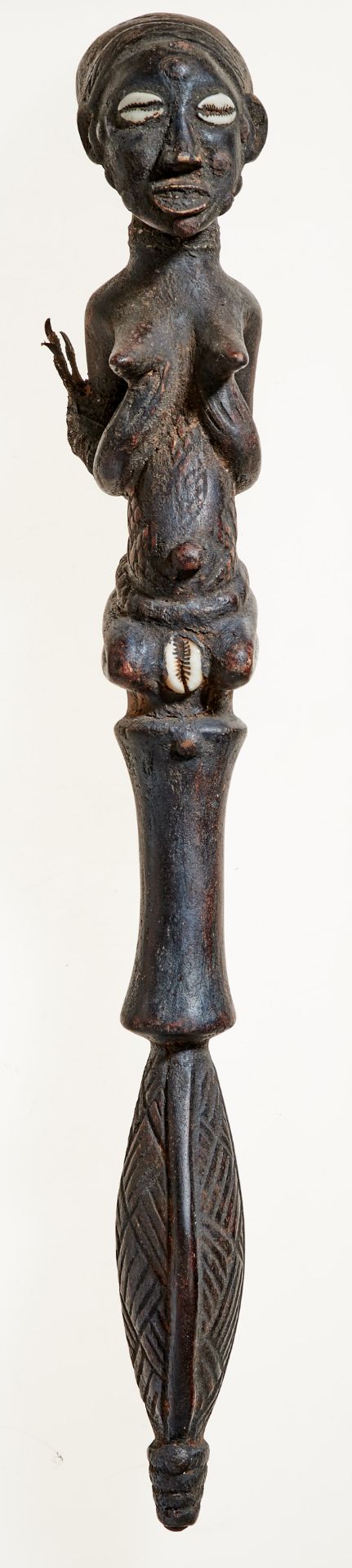 Kunsthandwerk - Afrika - Chief-Stab im Luba-Stil. - Holz, schwarz bemalt und drei Kaurischnecken,