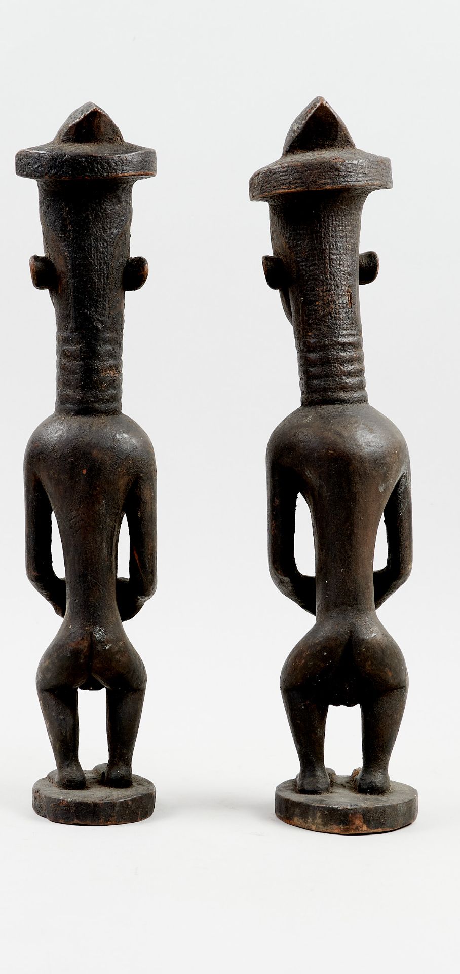 Kunsthandwerk - Afrika - Paar Skulpturen im Kuba-Stil. - Holz, schwarz bemalt. - Image 2 of 3