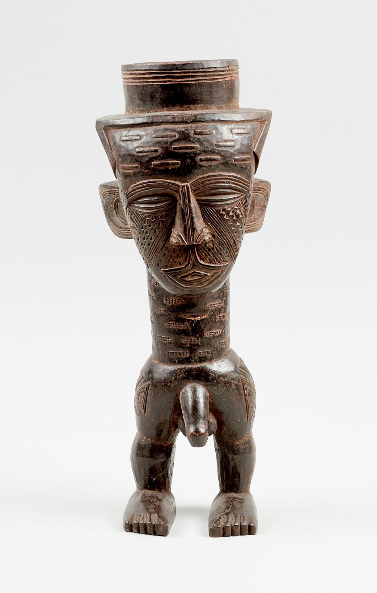 Kunsthandwerk - Afrika - Kopfbecher der Kuba. - Holz, schwarz bemalt und mit Resten roter - Image 5 of 8