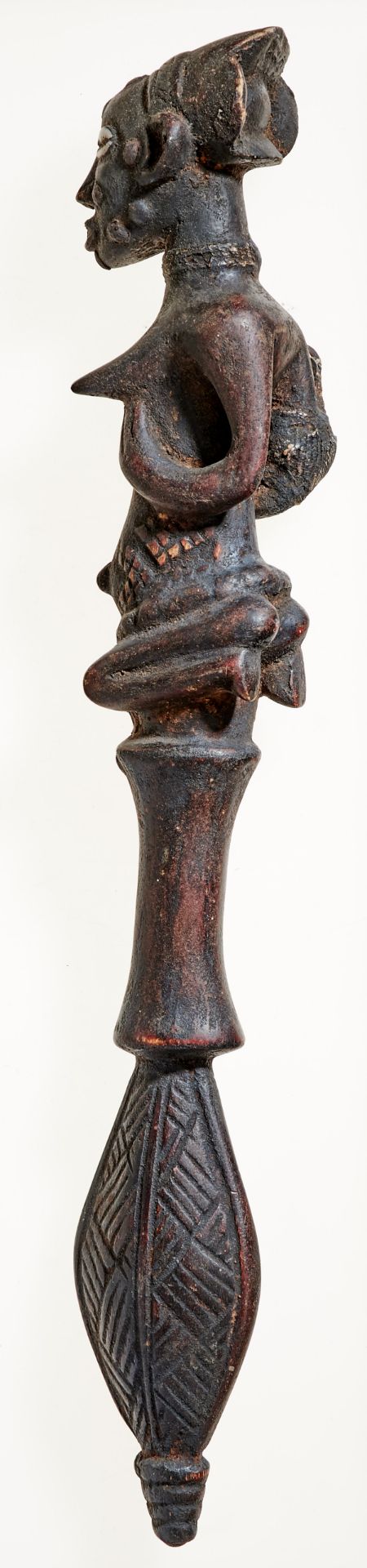Kunsthandwerk - Afrika - Chief-Stab im Luba-Stil. - Holz, schwarz bemalt und drei Kaurischnecken, - Image 3 of 4