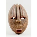 Kunsthandwerk - Afrika - Kifwebe-Maske der Luba. - Holz, polychrom bemalt.