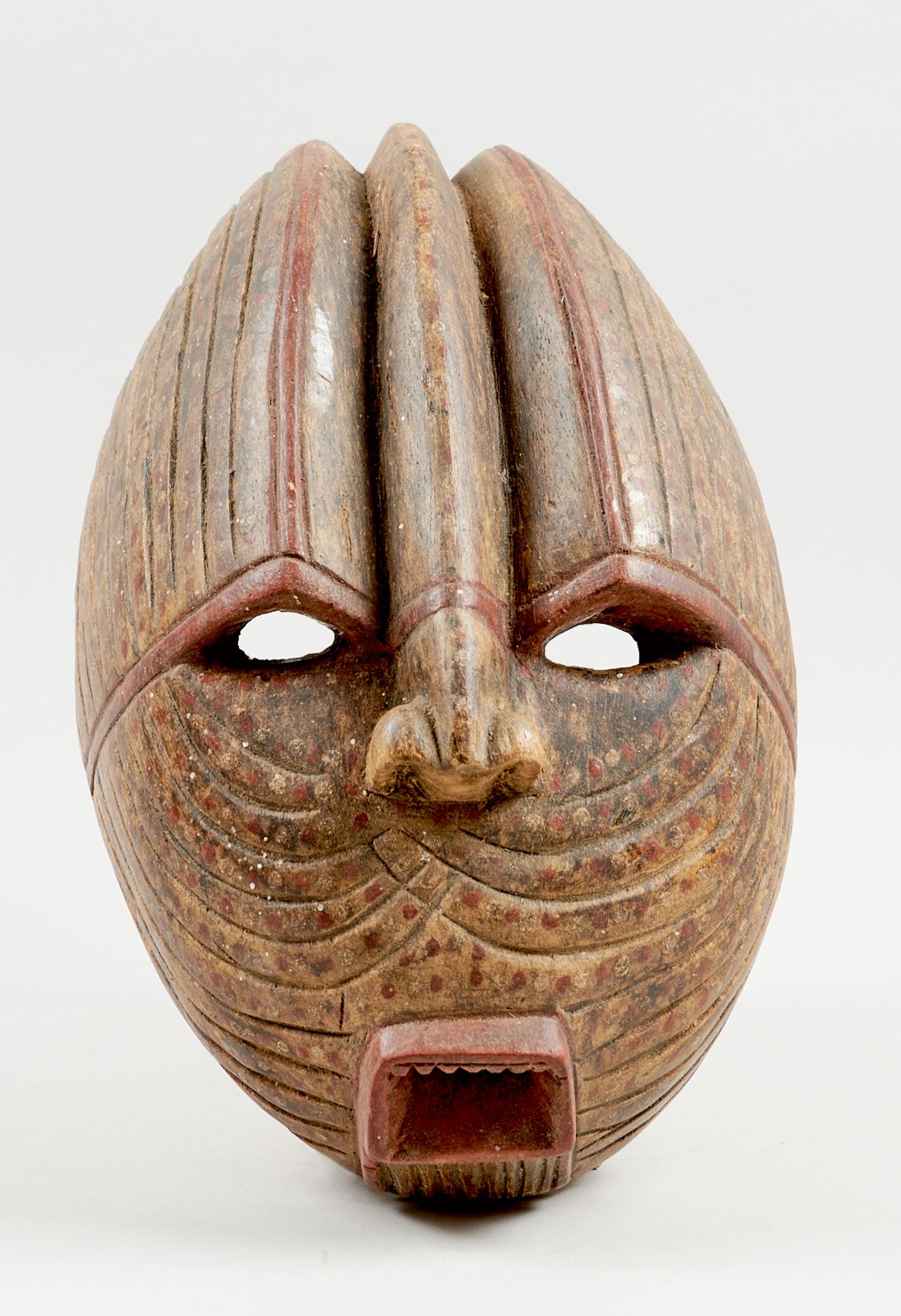 Kunsthandwerk - Afrika - Kifwebe-Maske der Luba. - Holz, polychrom bemalt.