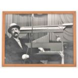 Tom Manders (1921-1972) as Dorus playing a pipe organ