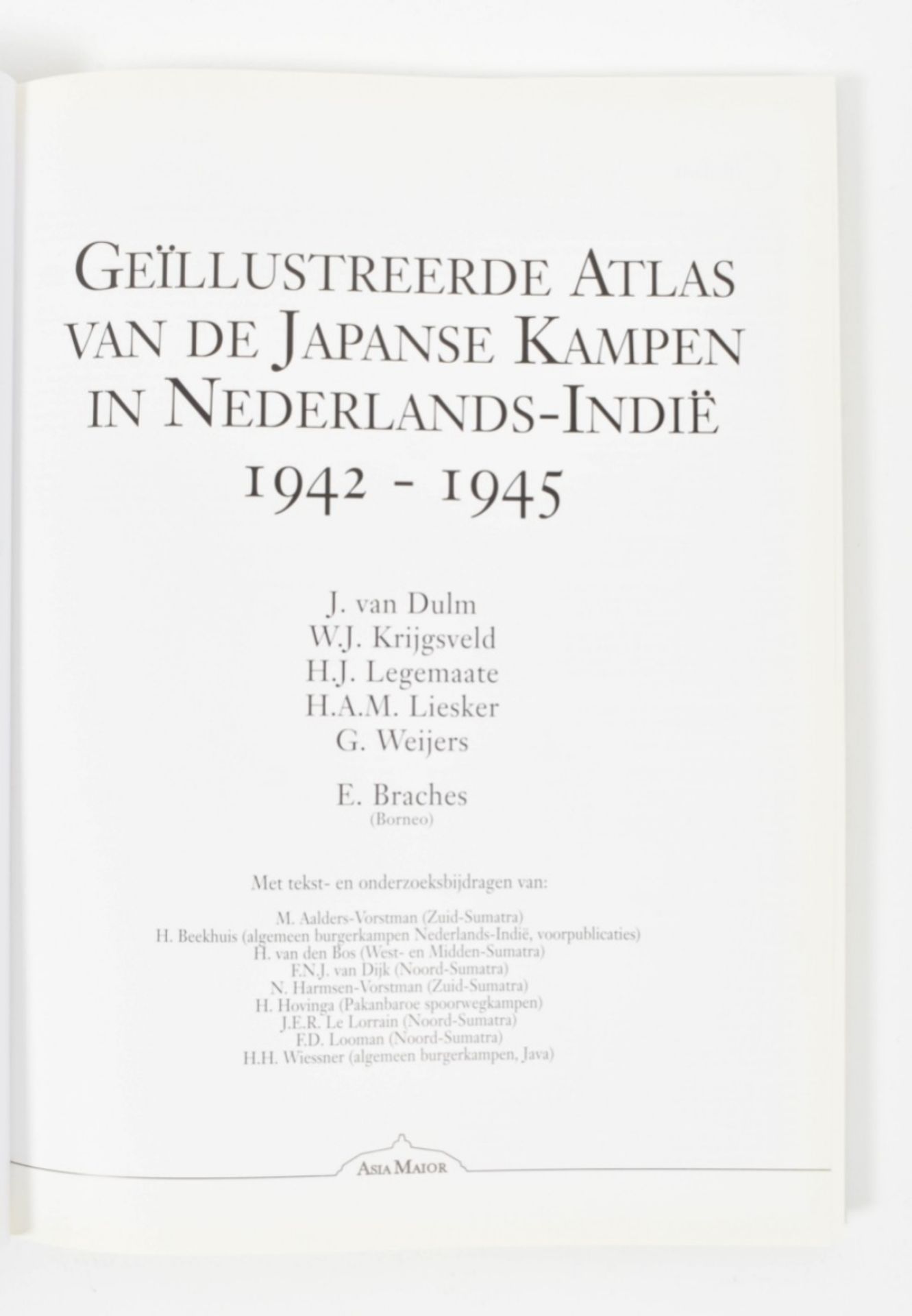 J. van Dulm a.o. Geïllustreerde atlas van de Japanse kampen in Nederlands-Indië - Image 3 of 9