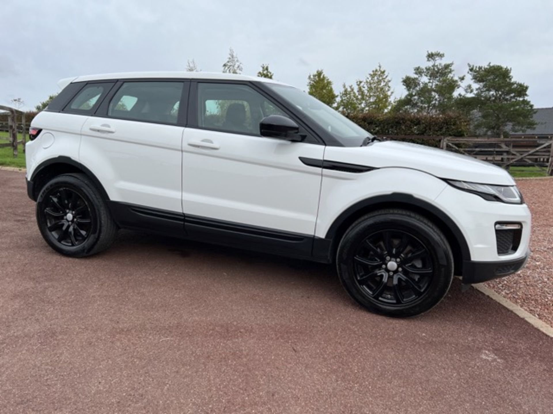(RESERVE MET)LAND ROVER RANGE ROVER EVOQUE 2.0 TD4 SE Tech 5dr Automatic - 16 Reg - Air con - Image 2 of 12