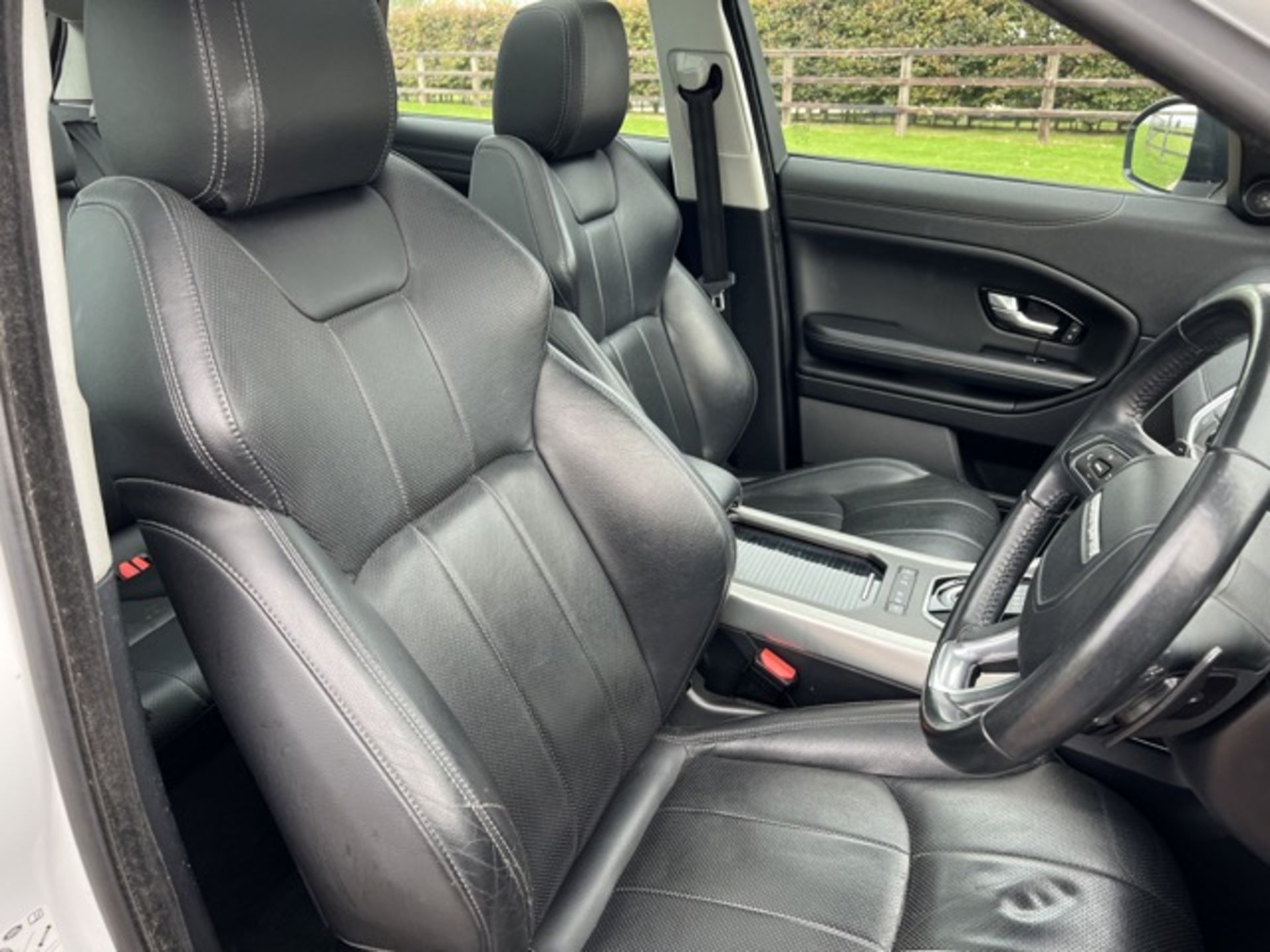 (RESERVE MET)LAND ROVER RANGE ROVER EVOQUE 2.0 TD4 SE Tech 5dr Automatic - 16 Reg - Air con - Image 11 of 12