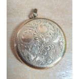Large 9ct yellow gold circular locket with extensive engraving to front, 10 grams