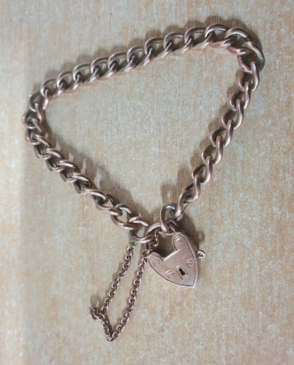 Ladies small 9ct rose gold bracelet with heart shaped lock, 7.6 grams