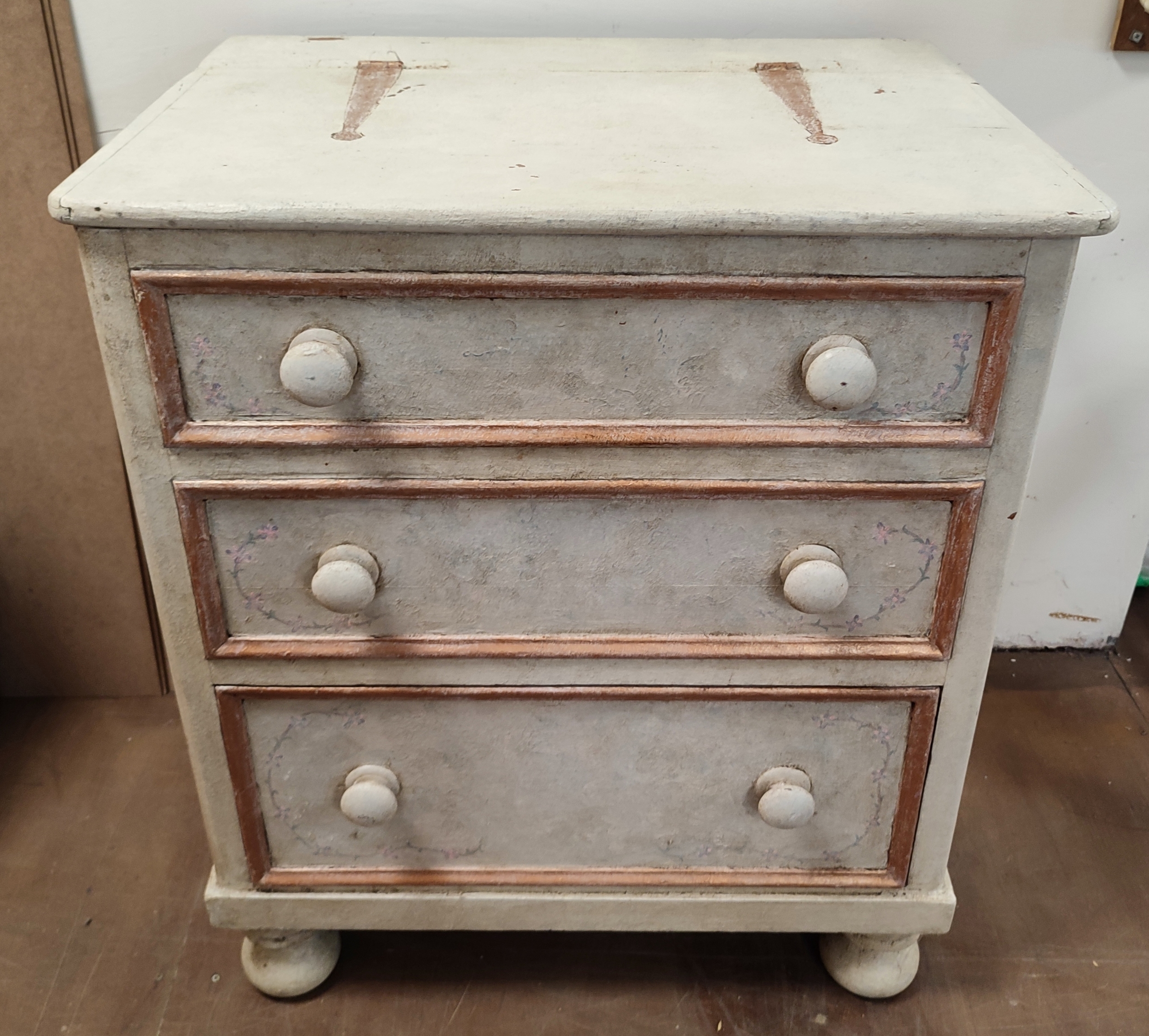 Victorian Pine mule chest on original bun feet 76 x 55 x 88 cm