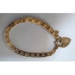 Chunky 9ct gold gate-link bracelet with heart clasp, 9.1 grams 18cm long