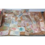 Large quantity of 20thC world bank notes (Qty)