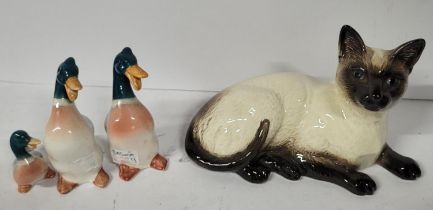 Royal Crown Derby set of ducks and a Beswick cat (4)