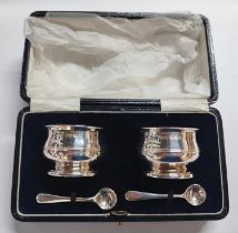 Silver cased cruet set with blue glass liners 45 grams