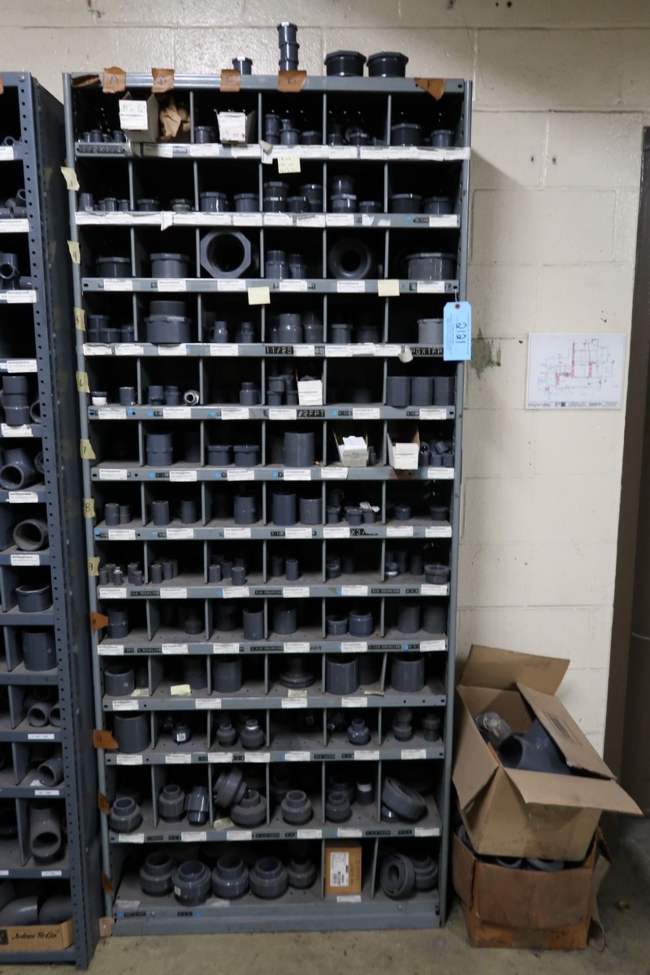 (8) Sections of Adjustable Steel Shelving with Contents of Steel & PVC Pipe Fittings - Bild 7 aus 10