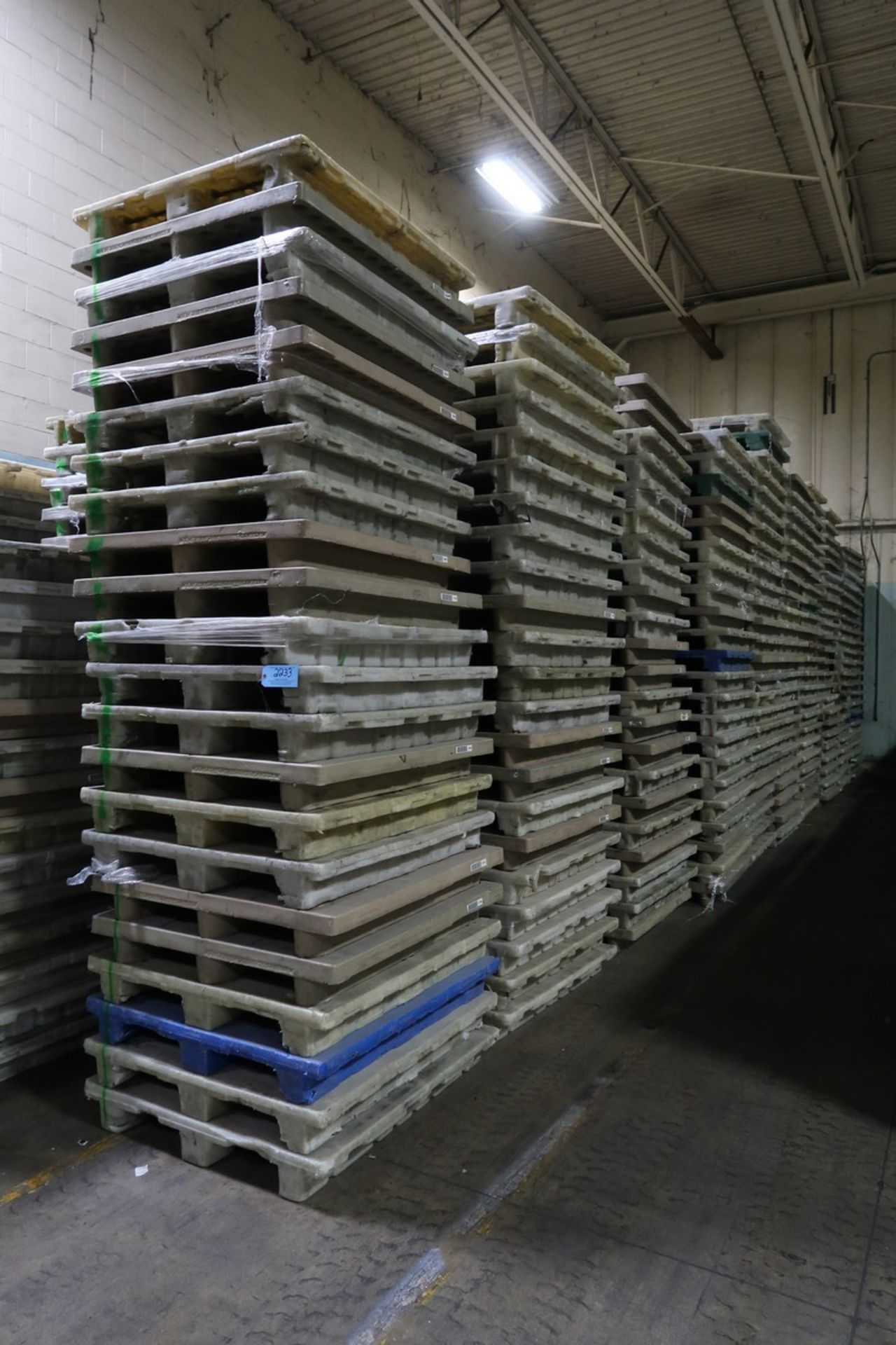 Large Quantity of Jeco Plastic Pallets - Bild 2 aus 5