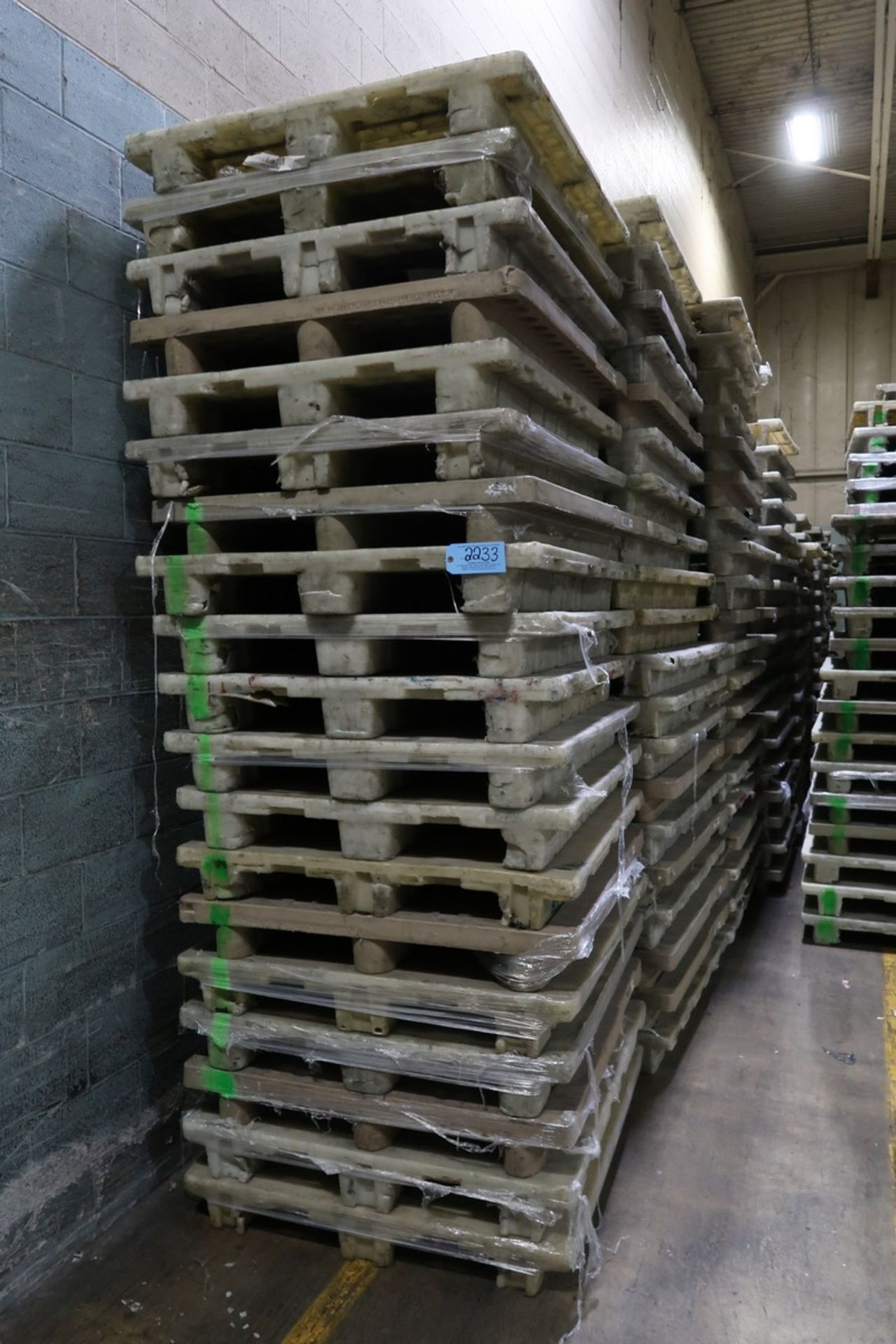 Large Quantity of Jeco Plastic Pallets - Bild 4 aus 5