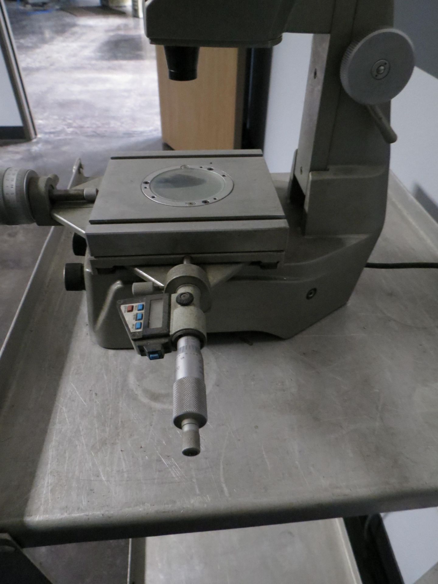 MITUTOYO TOOL MAKERS MICROSCOPE WITH DIGITAL MICROMETER & ALUMINUM BASE - Image 5 of 6