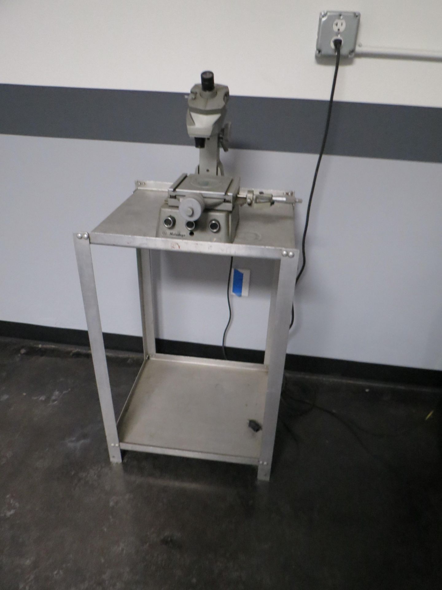 MITUTOYO TOOL MAKERS MICROSCOPE WITH DIGITAL MICROMETER & ALUMINUM BASE - Image 6 of 6