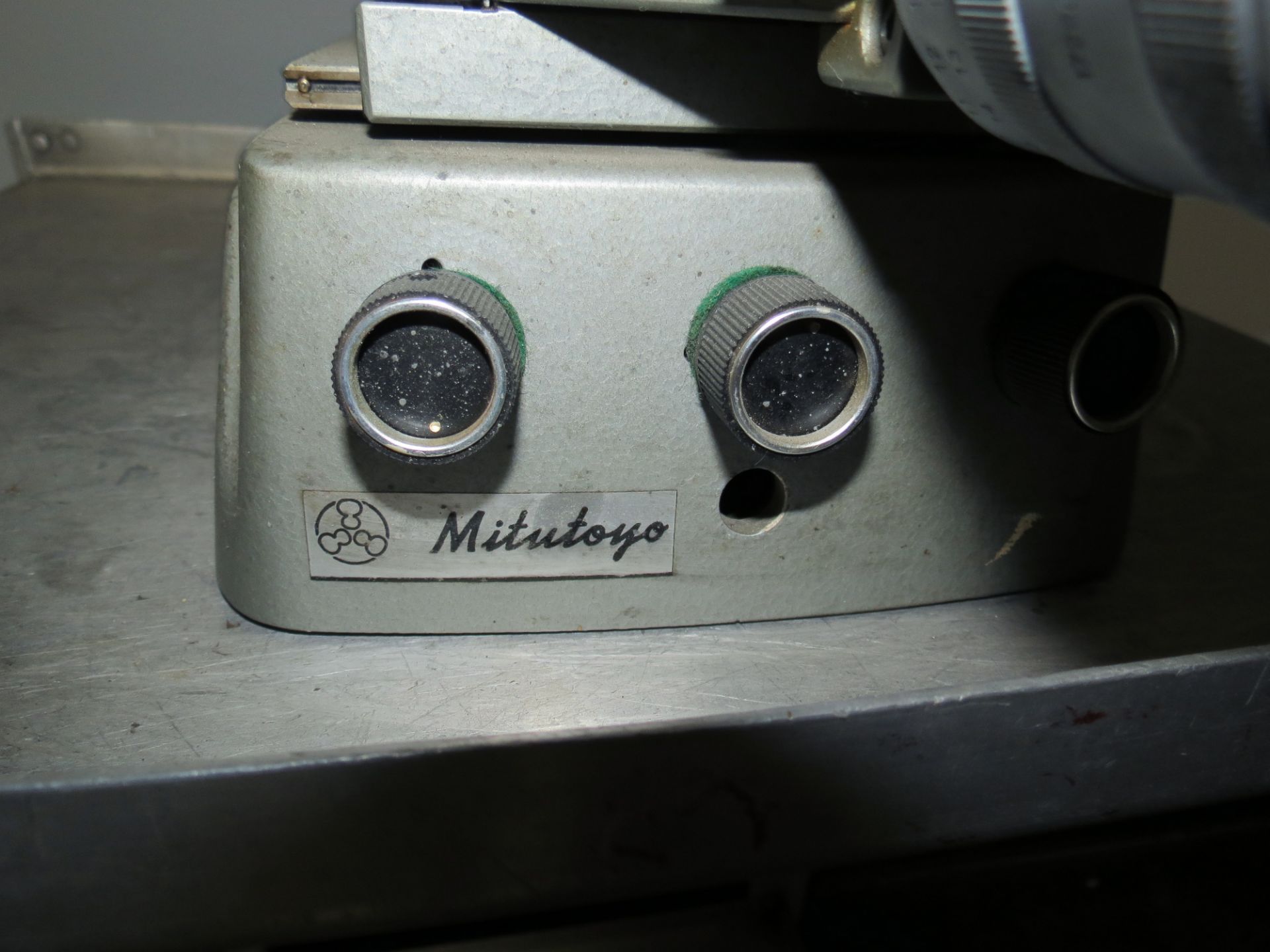 MITUTOYO TOOL MAKERS MICROSCOPE WITH DIGITAL MICROMETER & ALUMINUM BASE - Image 2 of 6